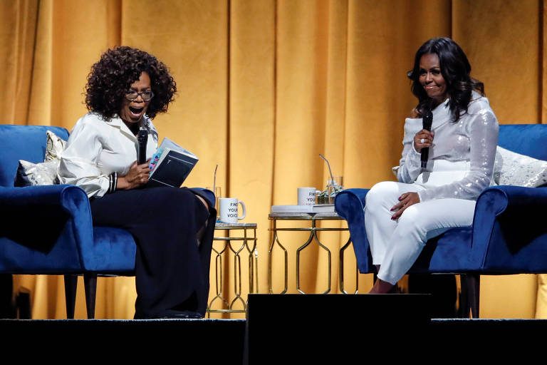Oprah Winfrey entrevista Michelle Obama em evento para divulgar o livro da ex-primeira dama 