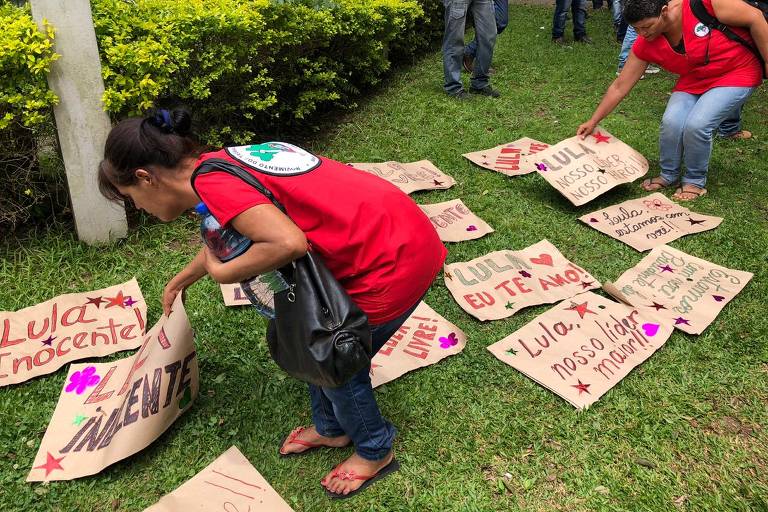 Manifestantes exibem cartazes que homenageiam o ex-presidente Lula em frente à Justiça Federal do Paraná, em Curitiba
