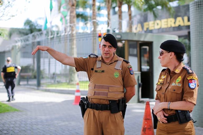 Policiais montam guarda em frente Justiça Federal do Paraná, em Curitiba