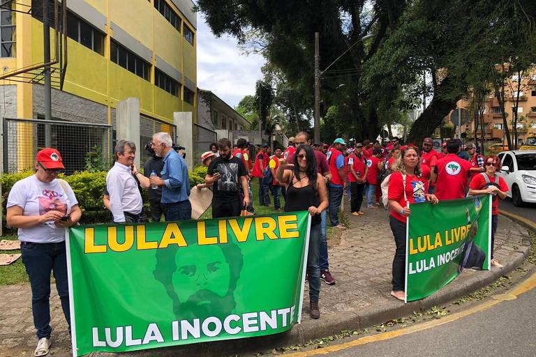 Manifestantes favoráveis ao ex-presidente Lula se concentram em frente à Justiça Federal do Paraná, em Curitiba