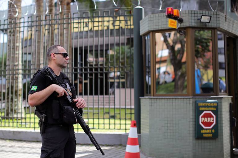Policial em frente Justiça Federal do Paraná, em Curitiba