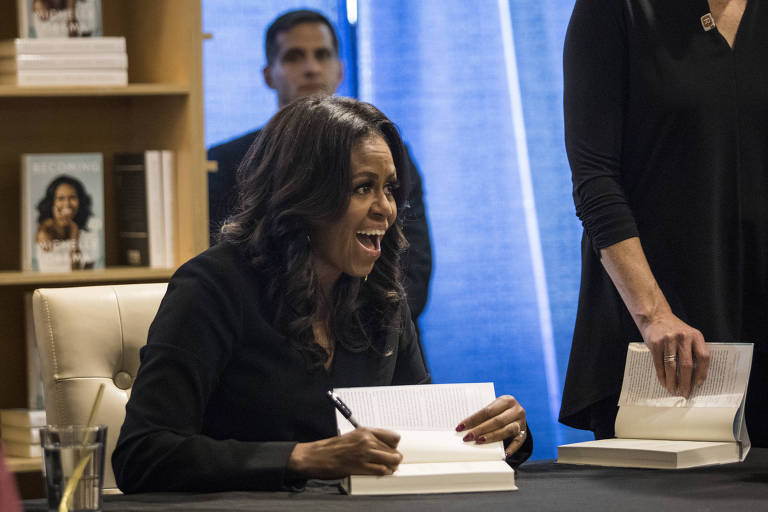 A ex-primeira-dama Michelle Obama assina cópias de seu livro de memórias 