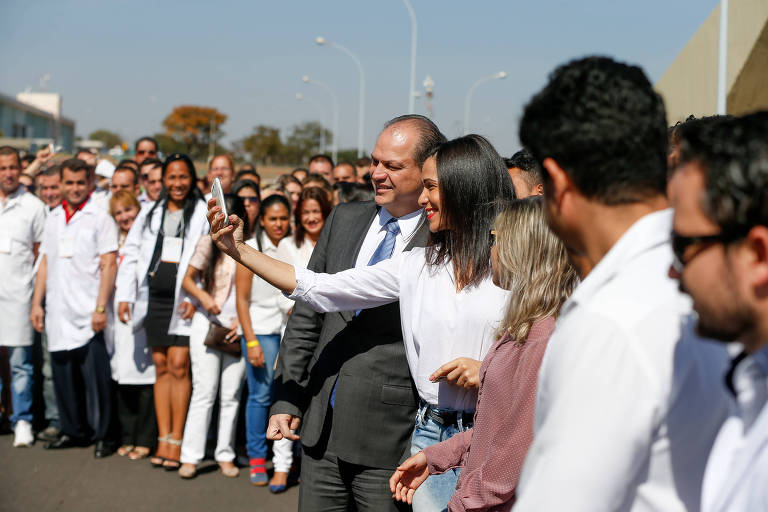 O ex-ministro da Saúde Ricardo Barros tira selfie na recepção dos médicos brasileiros formados no exterior e cubanos que vão atuar no Programa Mais Médicos, em 2016