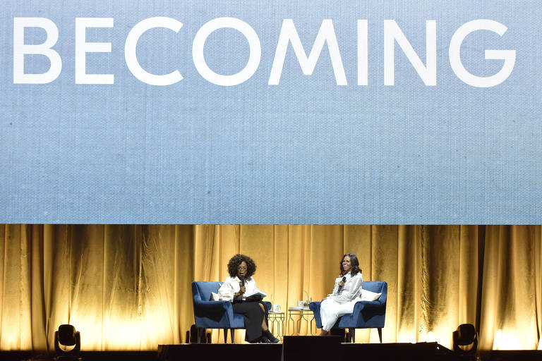 Oprah Winfrey entrevista Michelle Obama em evento para divulgar o livro da ex-primeira dama 
