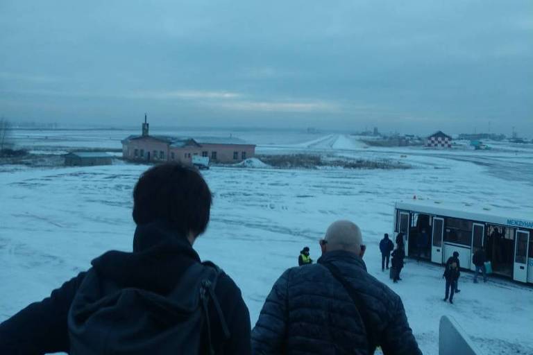 Passageiros no aeroporto de Irkutsk, na Sibéria, onde ficaram retidos por três dias após problemas em voo da Air France de Paris a Xangai