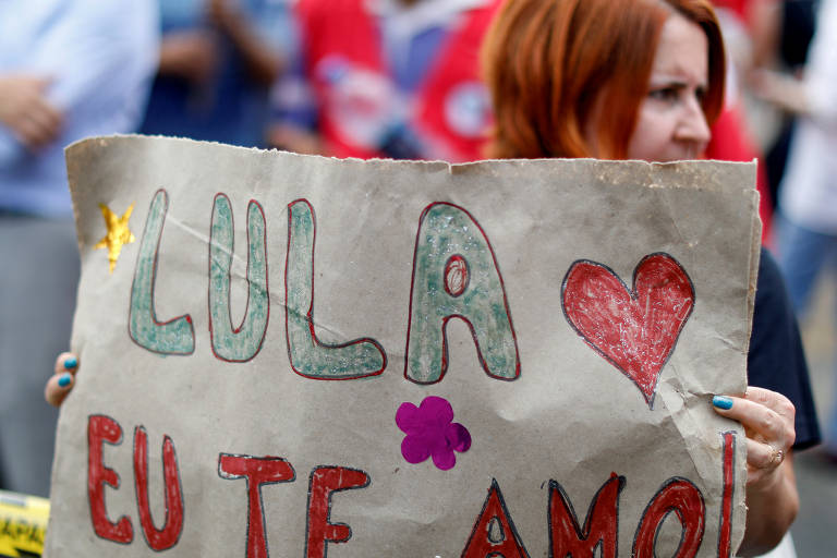 Apoiadora do ex-presidente Lula com cartaz com escrito 'Lula Eu Te Amo'