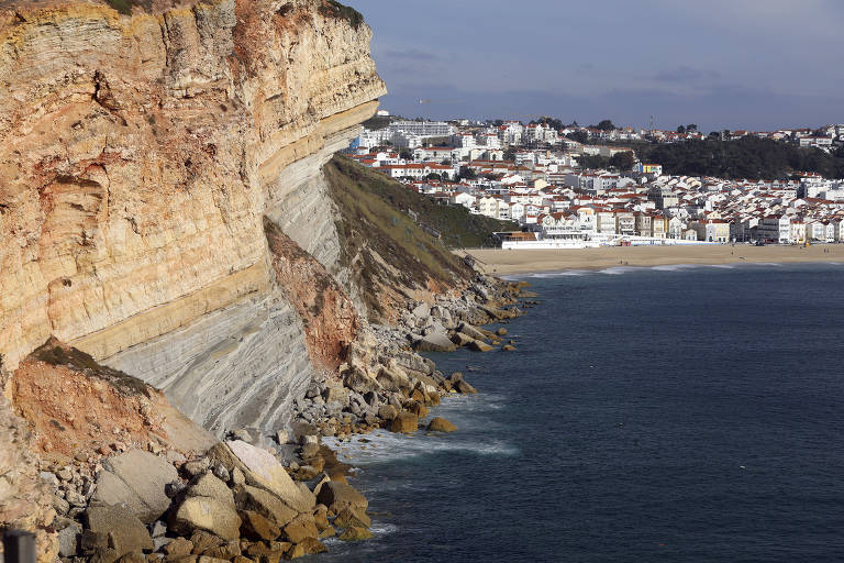A cidade de Nazaré, atração turística por suas ondas gigantes 01/03