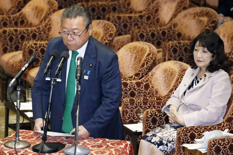 O ministro Yoshitaka Sakurada (esq.) responde as questões do Parlamento nesta quarta-feira (14) 