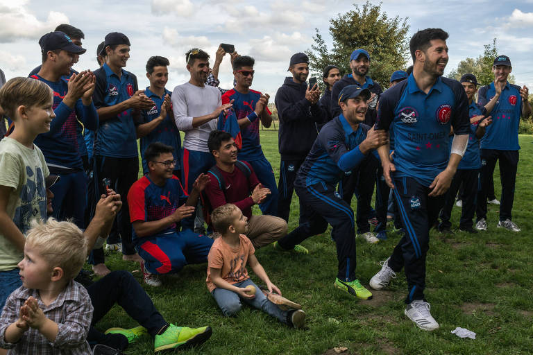 Jogadores e torcedores do Saint-Omer Cricket Club Stars comemoram título regional