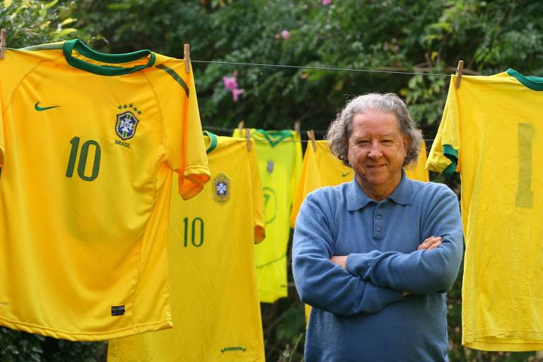 Aldyr Schlee em meio a várias camisas amarelas da seleção brasileira, que ganharam essa cor graças ao gaúcho