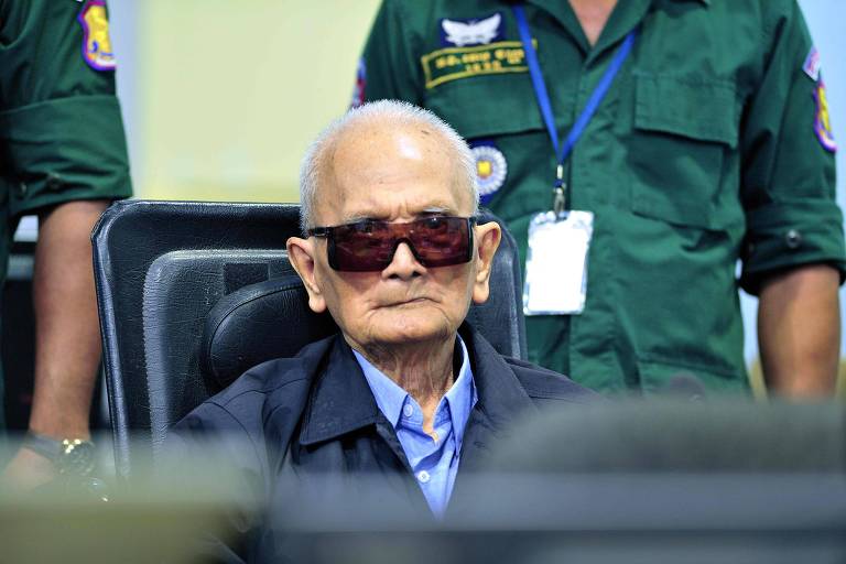 Nuon Chea, considerado o braço direito do ditador Pol Pot, aguarda a leitura da sentença no tribunal 