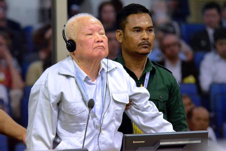 Em pé, Khieu Samphan, chefe de Estado durante o regime do Khmer Vermelho, se preparada para ouvir o veredicto do julgamento 