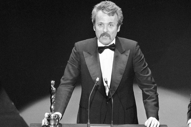 William Goldman recebe o Oscar pelo roteiro de 'Todos os Homens do Presidente', em 1977