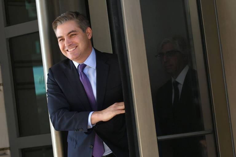 O jornalista Jim Acosta, da CNN, deixa tribunal em Washington após a decisão 