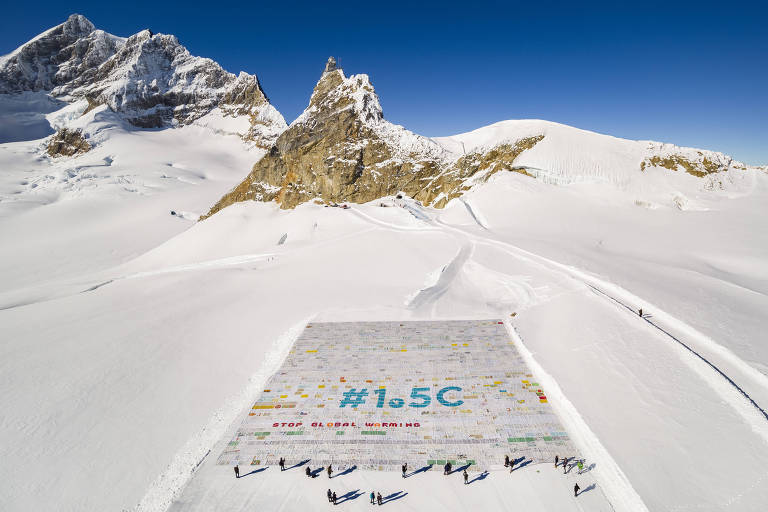 Vista aérea do cartão-postal gigante na neve 