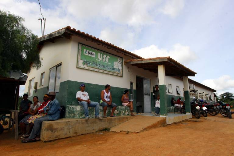 Moradores do povoado de Lindo Horizonte, em Anagé (BA), aguardam atendimento de médicos cubanos enviados pelo Mais Médicos 