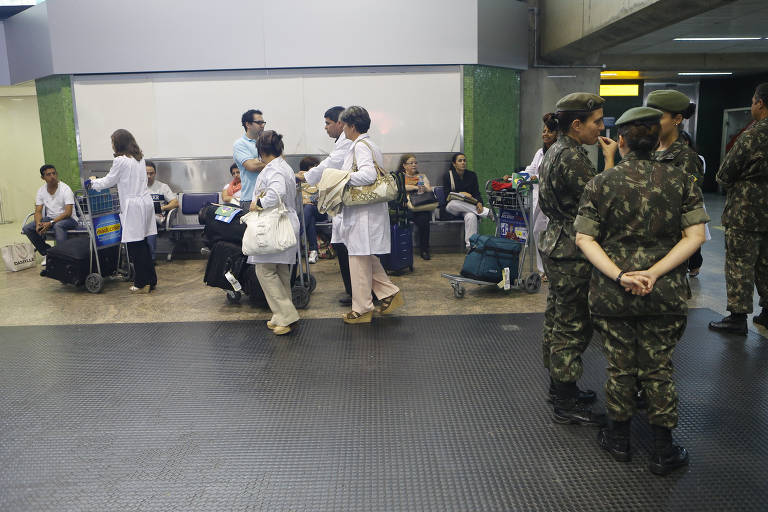 150 médicos cubanos desembarcam no aeroporto internacional de Cumbica, em Guarulhos (SP) acompanhados de militares que fizeram a logística de transporte