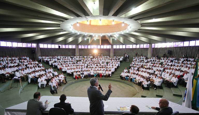 O então ministro da Saúde, Alexandre Padilha (PT), na aula inaugural do curso de treinamento da leva de 557 médicos cubanos que chegaram ao país, em 2013; o grupo, que somava 3.000 no total, foi distribuído pelas cidades