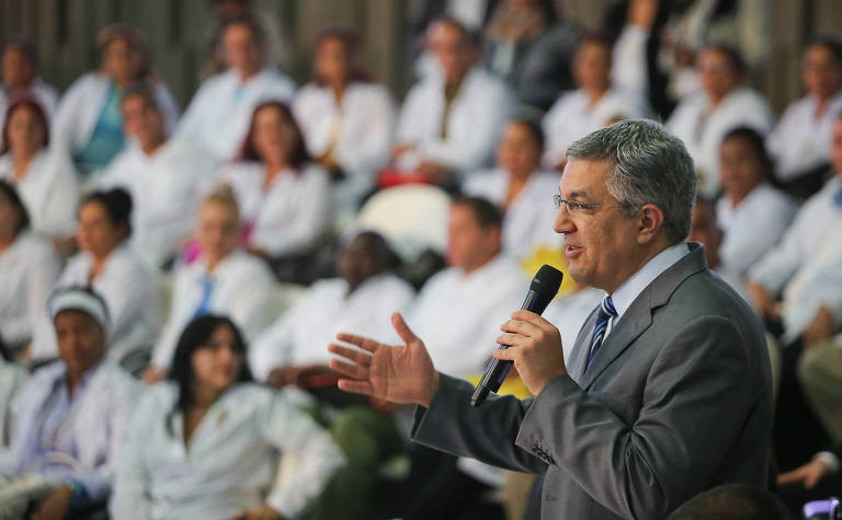 O então ministro da Saúde, Alexandre Padilha (PT), na aula inaugural do curso de treinamento da leva de 557 médicos cubanos que chegaram ao país, em 2013; o grupo, que somava 3.000 no total, foi distribuído pelas cidades