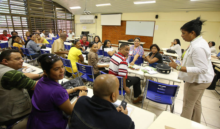 Sala da aula com médicos cubanos, após a aula inaugural, em 2013
