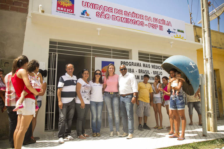 Médicos cubanos chegam ao interior de Pernambuco, em 2013; na foto, os médicos Alberto Vicente e sua esposa Teresa Rosales, no Brejo da Madre de Deus