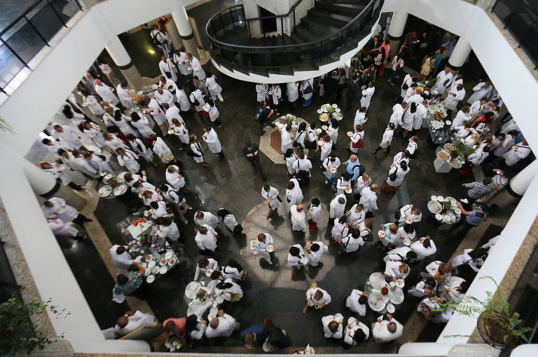 Médicos cubanos selecionados para o programa Mais Médicos, durante o primeiro dia de curso para poderem trabalhar no país, em Brasília (DF)