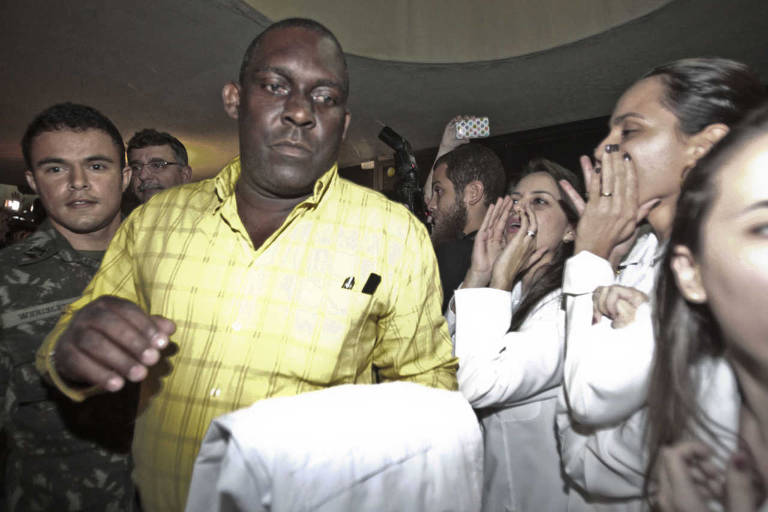 Manifestantes ligados ao Sindicato dos Médicos do Ceará protestam e hostilizam médicos cubanos, durante a saída do grupo de 79 cubanos selecionados pelo programa Mais Médicos, do governo federal, no Ceará