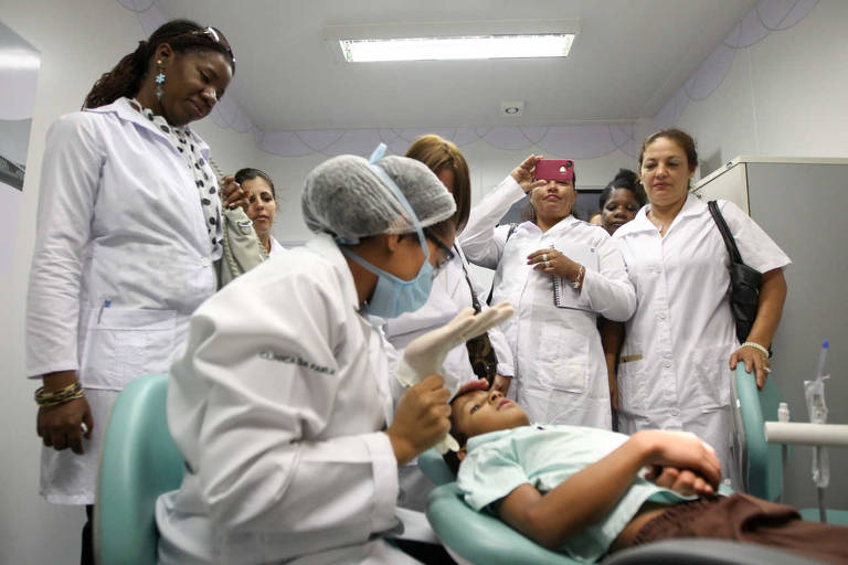 Médicos estrangeiros em treinamento no DF durante o primeiro contato com a população no posto de saúde Clinica da Família, na cidade de Samambaia, periferia de Brasília