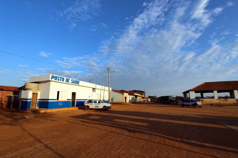 A secretária de Saúde Eva Pereira mostra mesa e cadeira do consultório do Centro de Saúde, onde médicos cubanos começaram a trabalhar, em Cetanos, na Bahia; os 206 municípios que receberam os primeiros médicos cubanos viviam realidade próxima à do Brasil do século passado