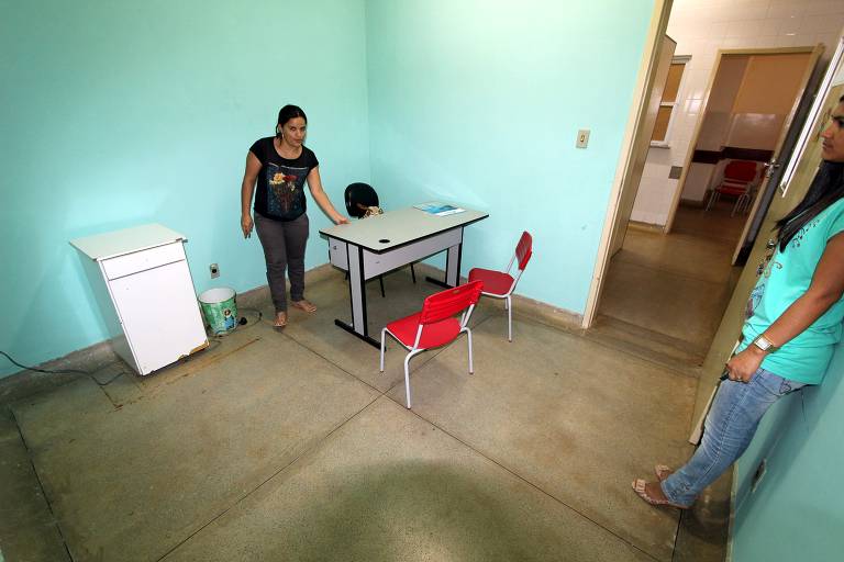 A secretária de Saúde Eva Pereira mostra mesa e cadeira do consultório do Centro de Saúde, onde médicos cubanos começaram a trabalhar, em Cetanos, na Bahia; os 206 municípios que receberam os primeiros médicos cubanos viviam realidade próxima à do Brasil do século passado