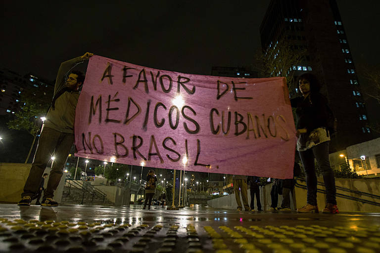 Manifestantes fazem ato em apoio a vinda dos médicos cubanos ao Brasil e contra a xenofobia e o racismo, em frente ao Conselho Regional de Medicina de São Paulo