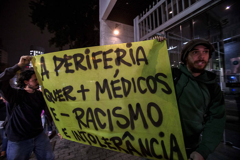 Manifestantes fazem ato em apoio a vinda dos médicos cubanos ao Brasil e contra a xenofobia e o racismo, em frente ao Conselho Regional de Medicina de São Paulo