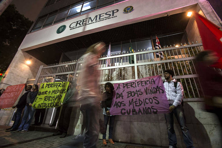Manifestantes fazem ato em apoio a vinda dos médicos cubanos ao Brasil e contra a xenofobia e o racismo, em frente ao Conselho Regional de Medicina de São Paulo