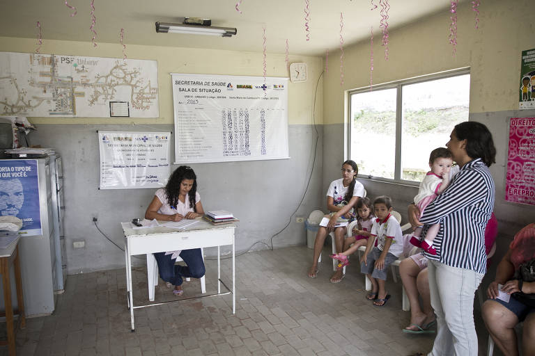 Posto de saúde que começou a receber os médicos cubanos no interior de Pernambuco; em Santa Maria do Cambuca pacientes aguardavam atendimento
