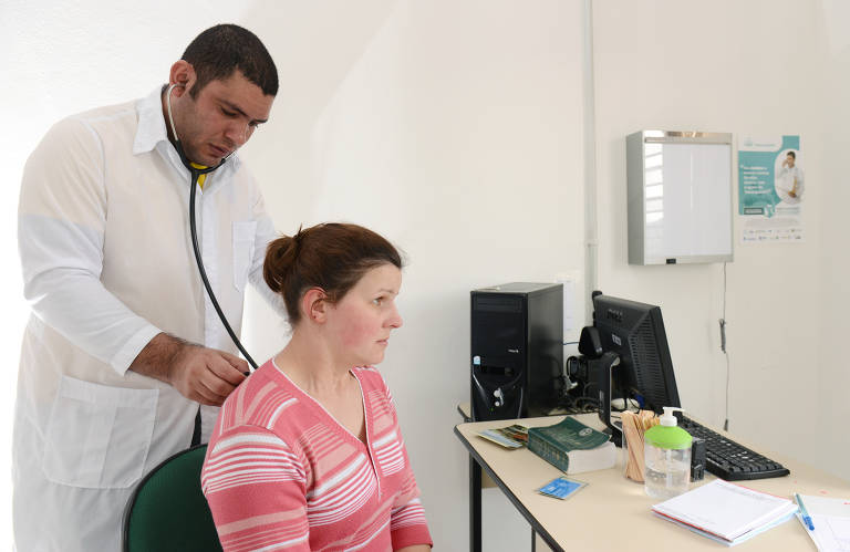 O médico cubano Dixan Escalona Salazar, do Mais Médicos, atende paciente em posto de saúde de São Vendelino (RS)