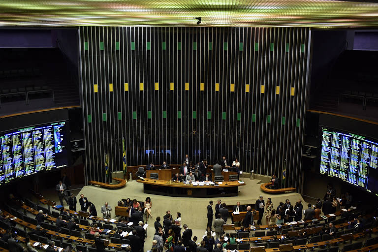 O texto original da lei, porém, especifica muito vagamente a situação em que dirigentes do BC poderiam perder o mandato, não define os termos de prestação de contas ou de responsabilização do comando da instituição diante do Congresso e cria novidades controversas, como o limite de operações da autoridade monetária com bancos ou câmbio (a 0,2% do PIB, o que praticamente impediria as intervenções no dólar, por exemplo) 