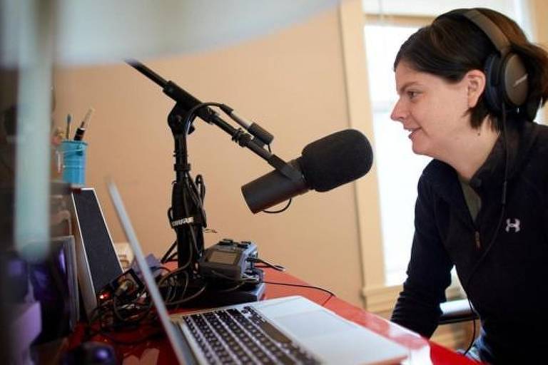 De sua casa nos Estados Unidos, Gwen Merz apresenta o podcast do movimento FIRE sobre como viver austeramente