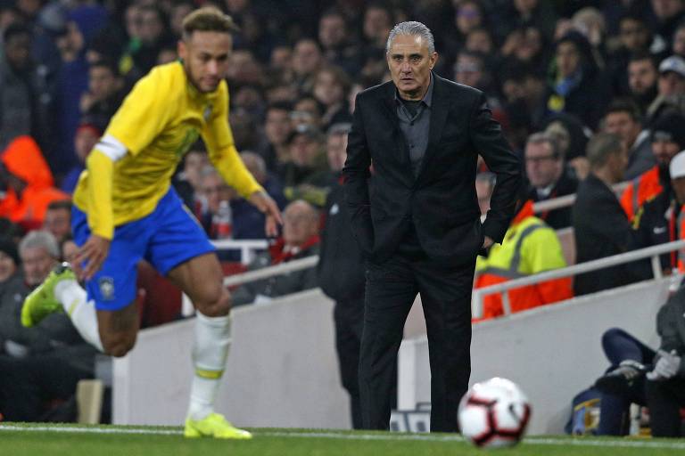 Tite observa Neymar em ação pelo Brasil