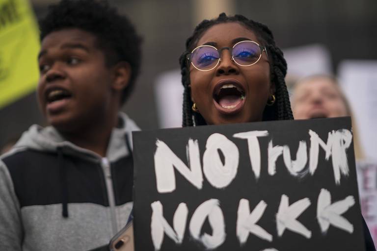 Universitários protestam contra comício de Donald Trump em Chattanooga, no Tennessee