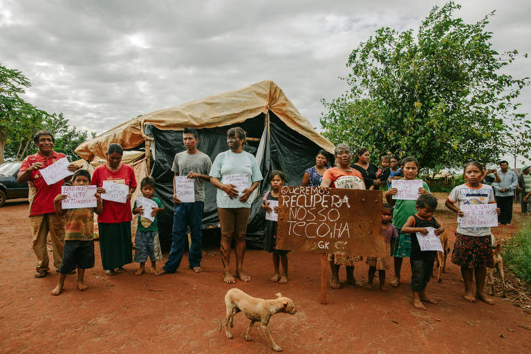 Famílias Guarani-Kaiowá durante visita da Comissão Interamericana de Direitos Humanos na aldeia Guyraroka, no município de Caarapó (MS), em 2018