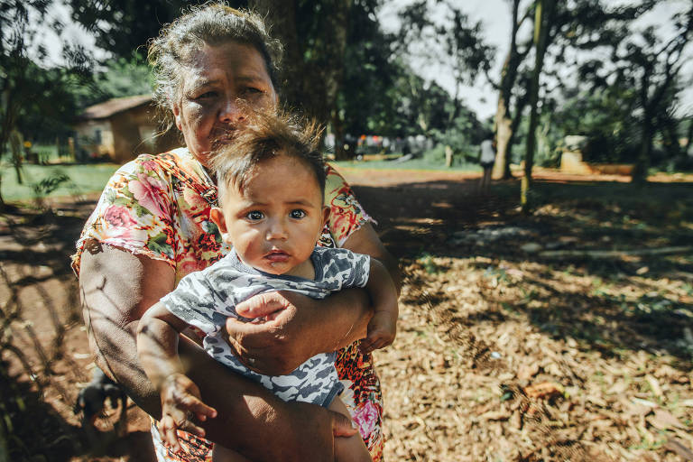 Indígenas Guarani, na aldeia Guyraroka, Mato Grosso do Sul; Além da demarcação, foi relatado a comissão casos em que o Conselho Tutelar foi à aldeia e separou crianças indígenas de suas mães e levados para abrigos nos municípios próximos