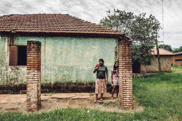 Indígenas Guarani e Kaiowá, da aldeia Guyraroka, pedem socorro aos comissionados da Comissão Interamericana de Direitos Humanos, durante visita no Brasil; comitiva visitou as comunidades no município de Caarapó e também a Reserva Indígena de Dourados, regiões conhecidas pelo alto índice de violência e ataques