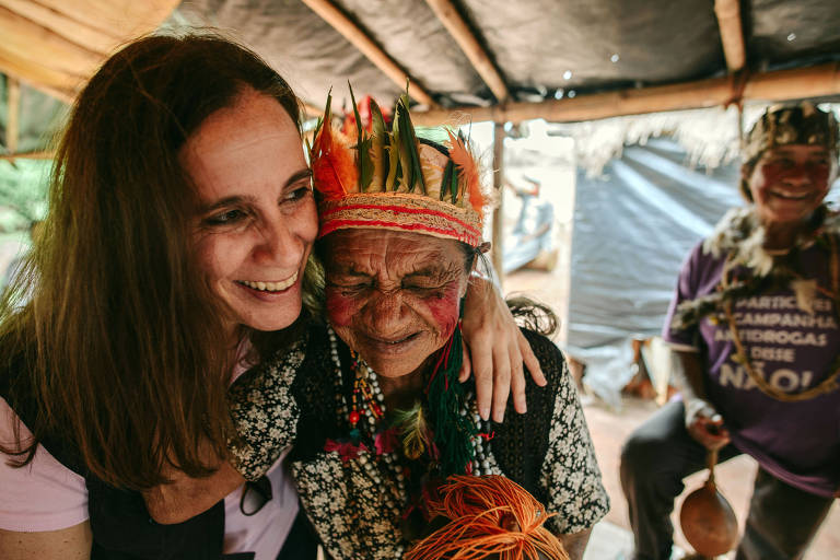 Antonia Urrejola, comissária da Comissão Interamericana de Direitos Humanos no Brasil (esq) abraça e se emociona com o discurso da anciã da aldeia Guyraroka, Dona Miguela, de 90 anos de idade