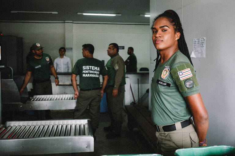 Policiais fazem revista para entrar no Complexo Penitenciário de Pedrinhas, Maranhão; mesmo após consecutivas reformas, o presídio segue superlotado e com estrutura precária