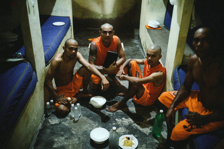 Detentos no Complexo Penitenciário de Pedrinhas, Maranhão, recebem visita da Comissão Interamericana de Direitos Humanos; o Estado foi condenado a pagar indenização por violar os direitos dos presos que sobrevivem em meio a ratos e baratas, além da superlotação