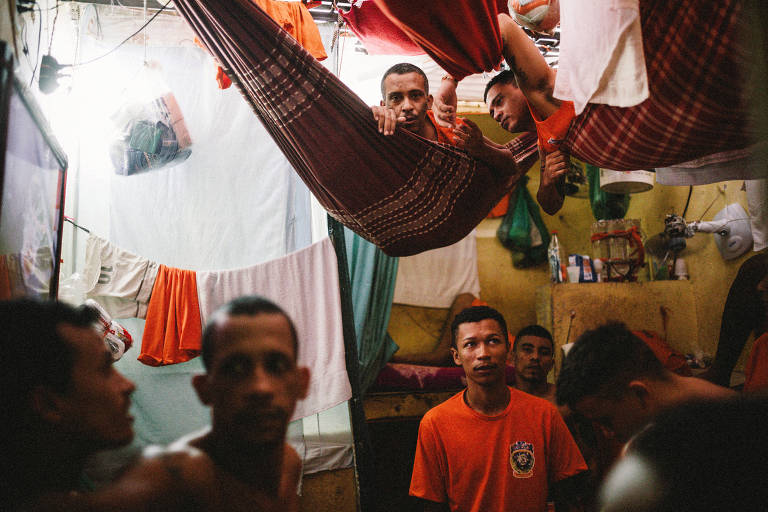 Detentos no Complexo Penitenciário de Pedrinhas, Maranhão, durante visita da Comissão Interamericana de Direitos Humanos; o Estado foi condenado a pagar indenização por violar os direitos dos presos que sobrevivem em meio a ratos e baratas, além da superlotação
