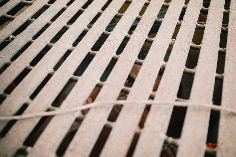 Detento olha por entre as grades do Complexo Penitenciário de Pedrinhas, Maranhão, durante visita da Comissão Interamericana de Direitos Humanos; o presídio tem capacidade para abrigar 1.945 presos e hoje opera com mais de 3.000 internos