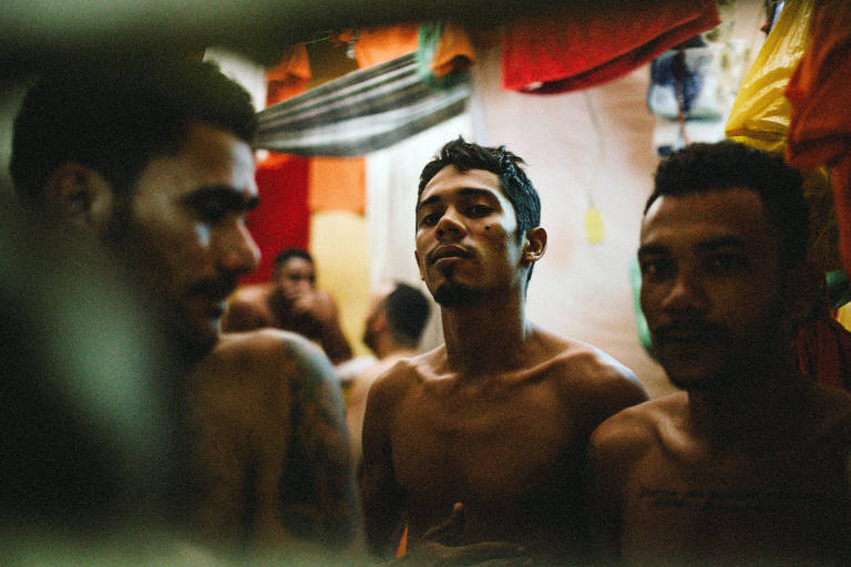 Detentos no Complexo Penitenciário de Pedrinhas, Maranhão, durante visita da Comissão Interamericana de Direitos Humanos; o presídio tem capacidade para abrigar 1.945 presos e hoje opera com mais de 3.000 internos