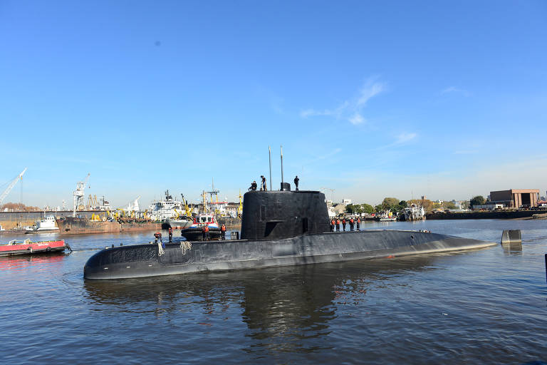 O submarino ARA San Juan deixa o porto de Buenos Aires em imagem de 2014