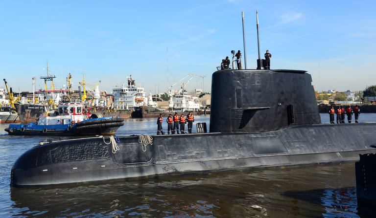 O submarino ARA San Juan deixa o porto de Buenos Aires em imagem de 2014
